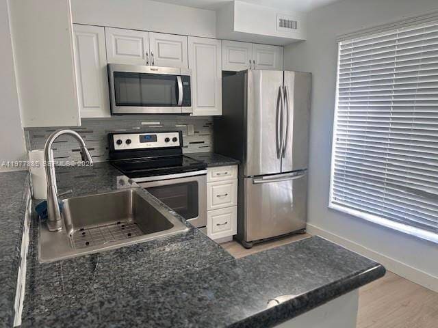 Building Photo - 709 Gardens Dr