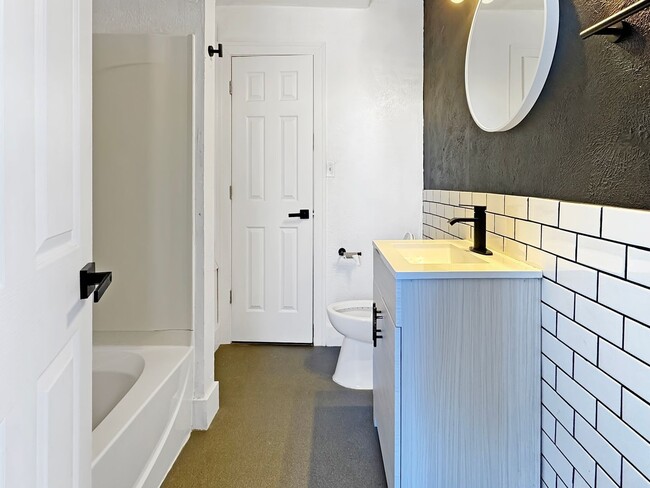 Building Photo - 812 Butterworth St SW