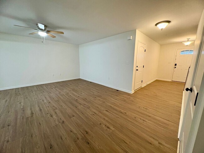 Building Photo - 3 Bedroom 2.5 Bathroom Townhome in Mechanicsburg!