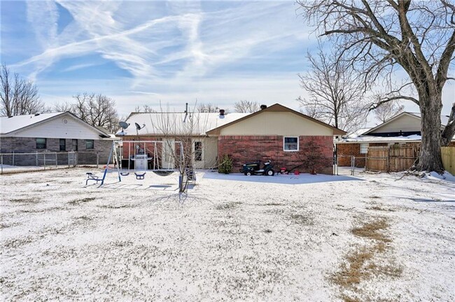 Building Photo - 330 Overton Dr