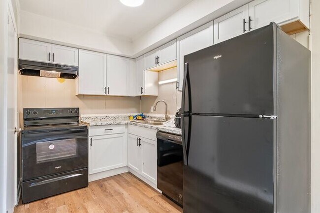 Building Photo - Charming 3-Bedroom 1.5 Bath Oasis in Bellevue
