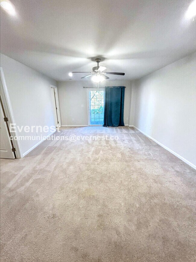 Building Photo - 4 Bed/3.5 Bath Townhome with Garage / Pet-...