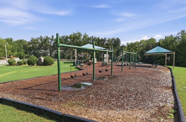 Building Photo - Townhome in Desirable Hedingham Community