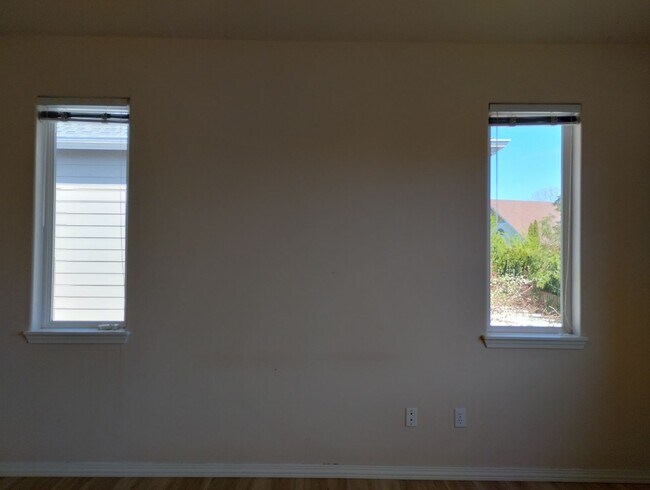 Building Photo - Bethany 4 Bed One Bed & Full Bath on Main Fenced Yard w/EV Charger Close to Schools & Shopping