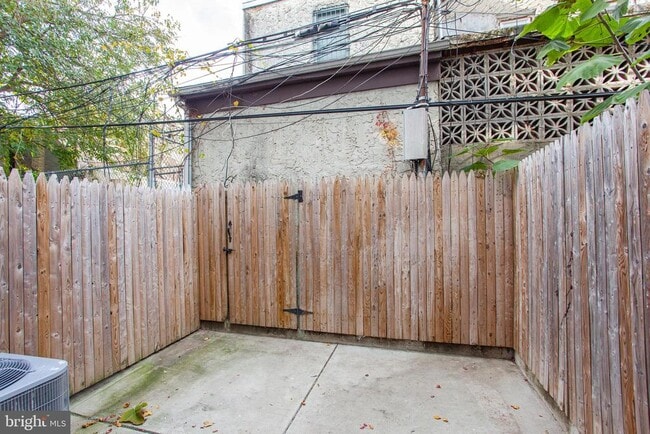 Building Photo - 2146 N Fairhill St