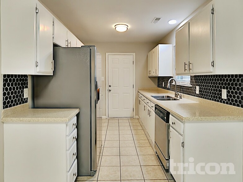 Building Photo - 7300 Yorkville Ct