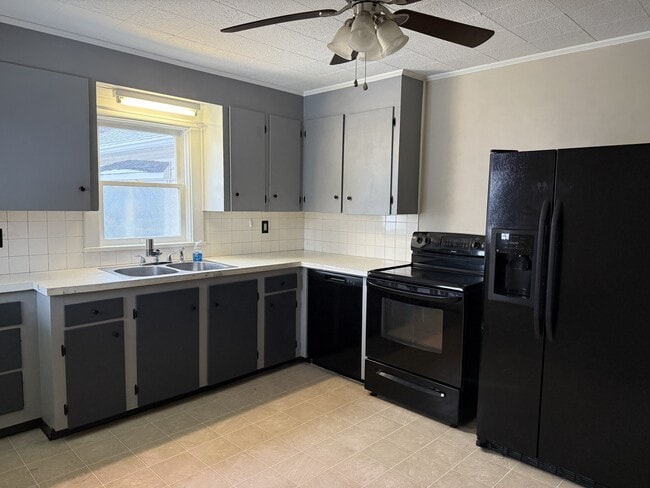 Building Photo - 914 W King St