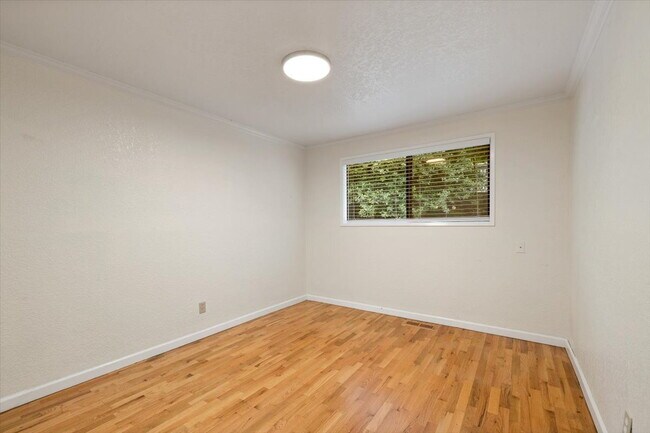 Building Photo - Spacious 3 bed 2.5 bath in Eastgate neighborhood.