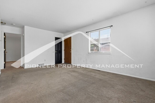 Building Photo - Charming 1/2 Duplex with Washer/Dryer!