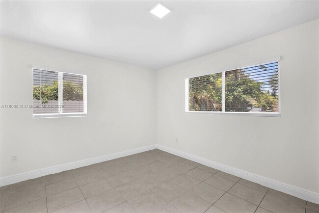 Building Photo - 1550 NE 131st Ln