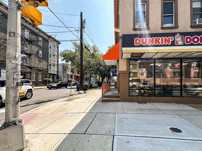 Building Photo - 255 Bowers St