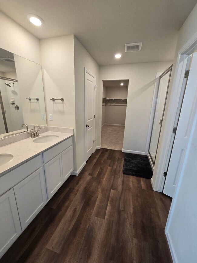 Building Photo - Like new 3 bedroom 2.5 bath with loft