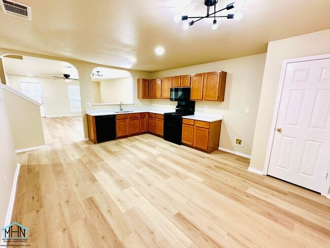 Building Photo - Big & Beautiful 5 bed/3.5 bath 2 Story home that's conveniently located to Randolph AFB