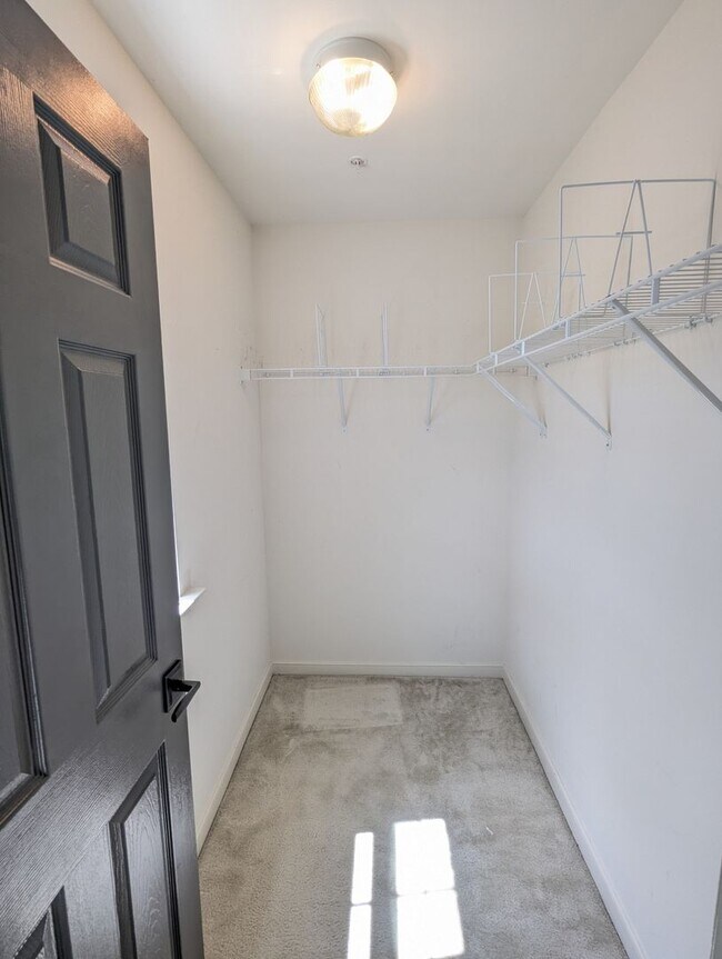 Building Photo - Two Level END UNIT condo in East of Market...