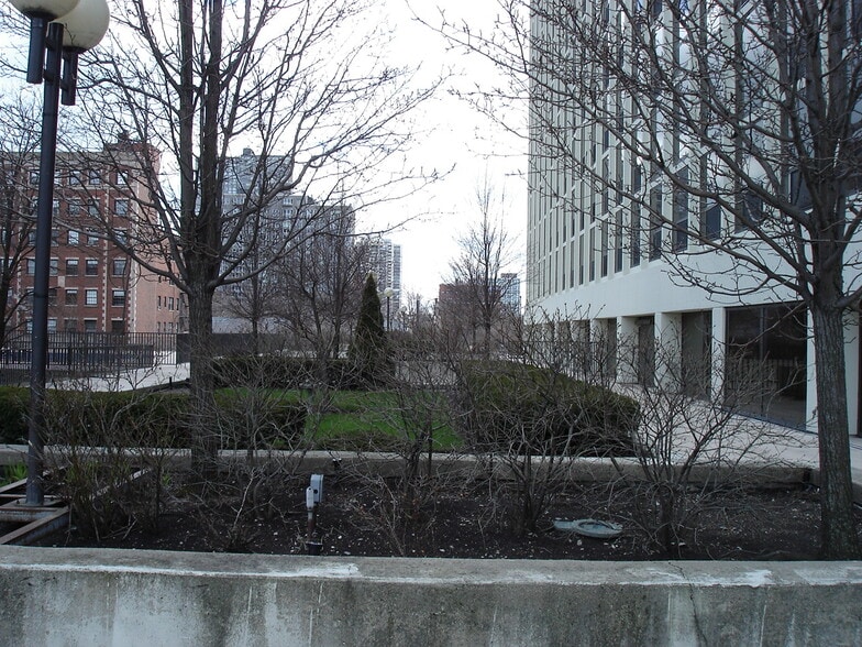 4343 East Plaza Deck - 4343 N CLARENDON Ave