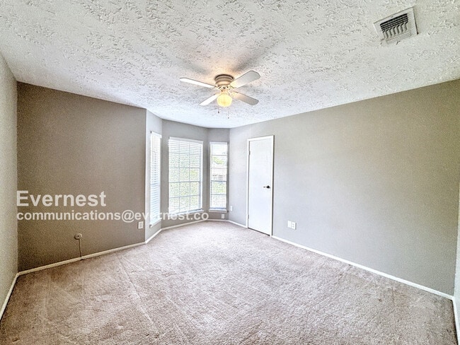 Building Photo - Stunning 3 Bed, 2.5 Bath Home with Modern ...