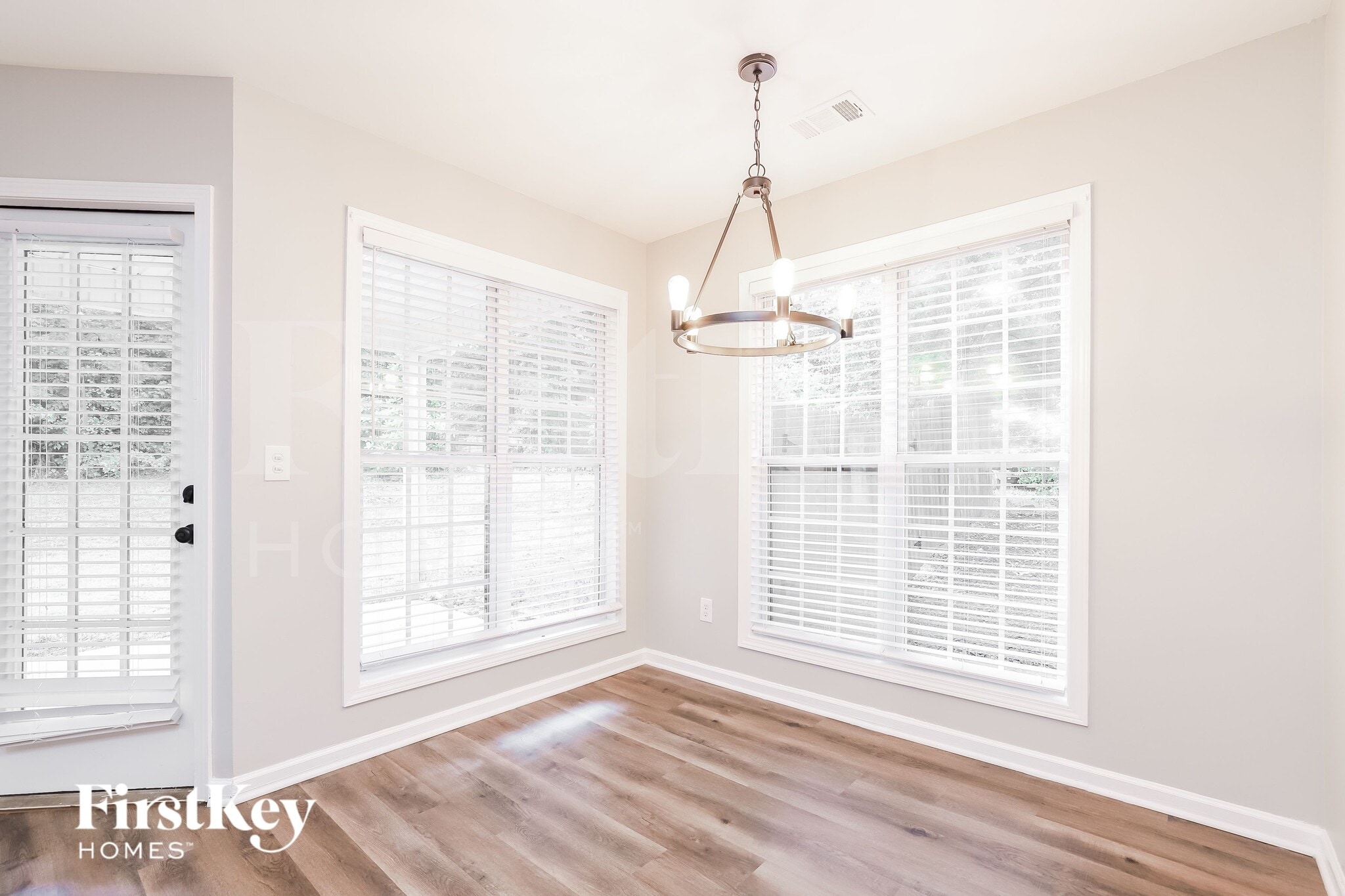 Building Photo - 660 Rosebud Ln