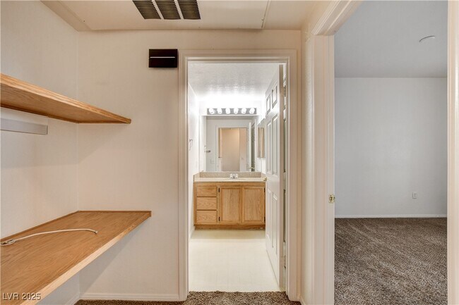 Building Photo - 10550 W Alexander Rd