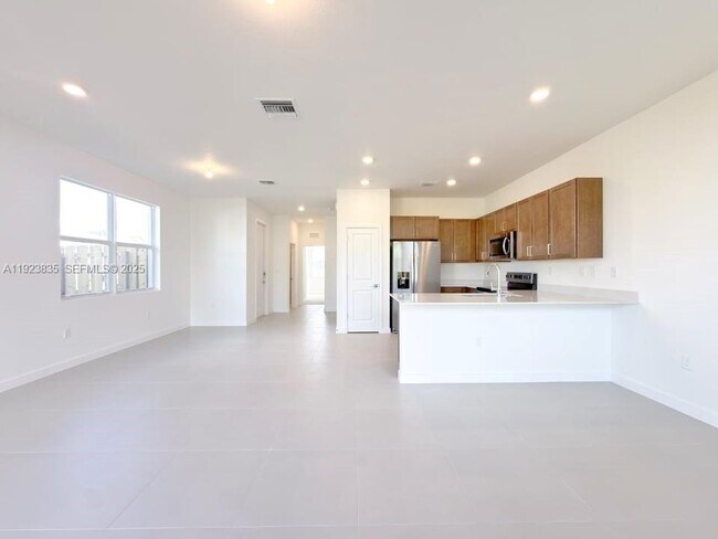 Building Photo - 196 NE 13th Ave