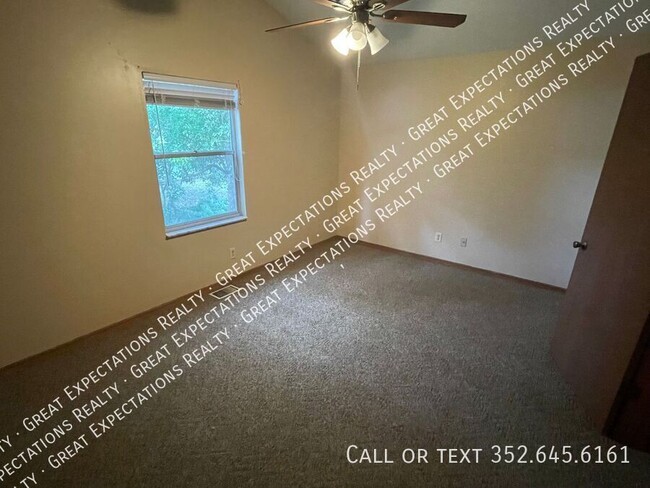 Building Photo - Charming 2 BR 1.5 Bath available in Dunnellon