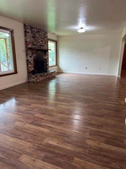 Building Photo - 2547 NE Holmes Rd