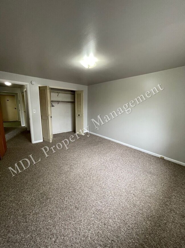 Building Photo - 121 N Woodbridge St