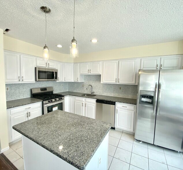 Building Photo - 67 Balboa Ln