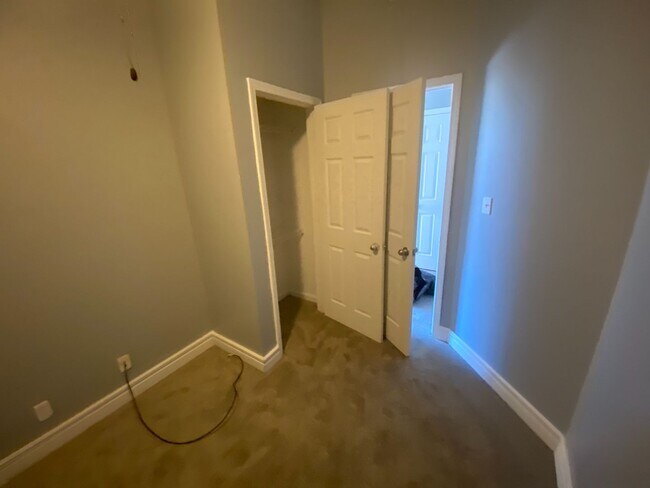 Building Photo - Spacious 4 bedroom 2 bath Townhome Updated...