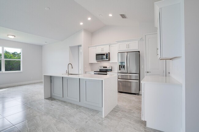 Building Photo - 388 SW Vista Lake Dr