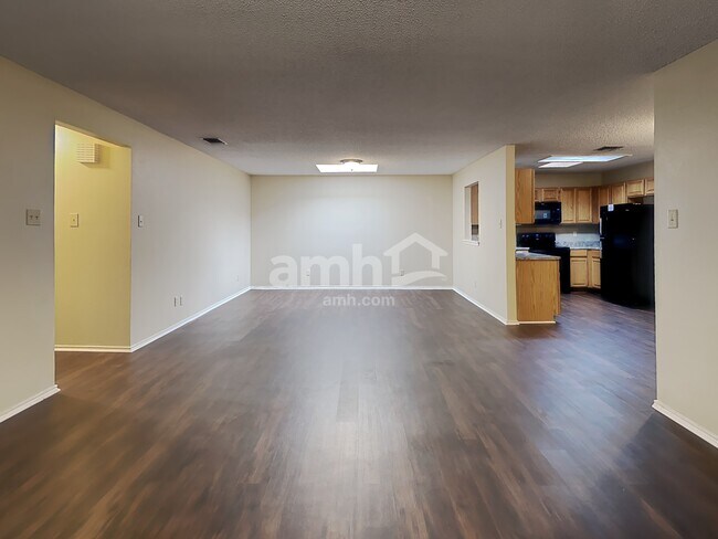 Building Photo - 874 Garden Cir