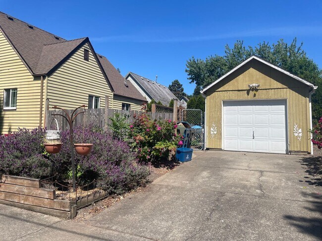 Building Photo - 2 bed 1 bath Home in West Salem