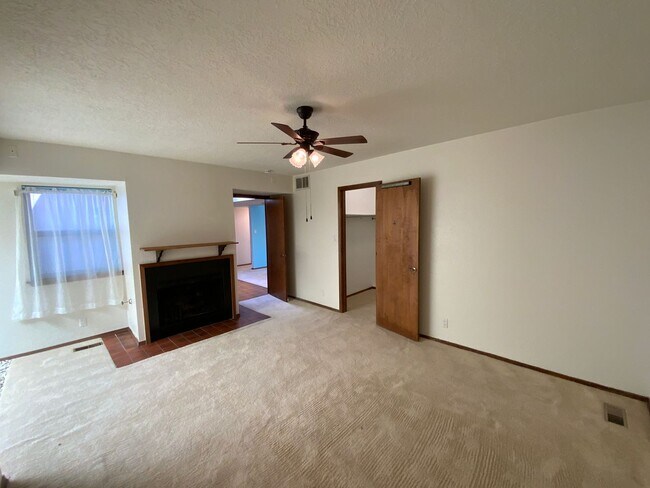 Building Photo - 3 Bedroom Single Story Home Available Near...