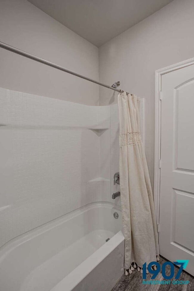 Building Photo - Stunning Modern 3-Bedroom Home in Newcastl...