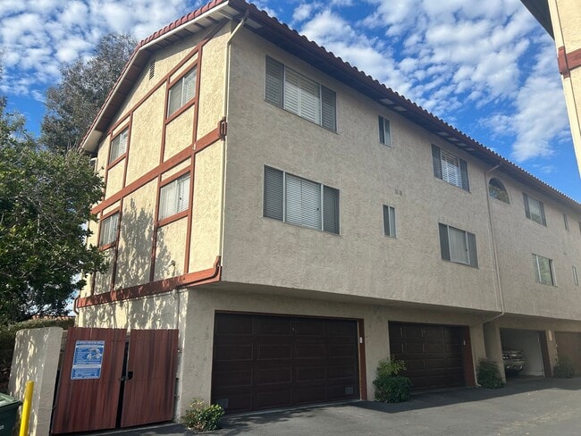 Building Photo - Spacious condo at Ascot Park Villas!!!