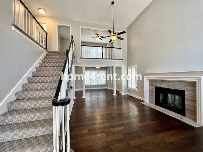 Building Photo - Maintenance Free Living w/ Hardwood Floors...