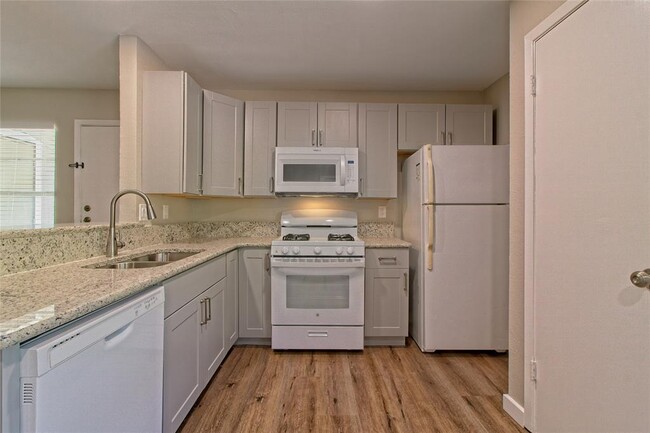 Building Photo - 401 Hedgewood Dr
