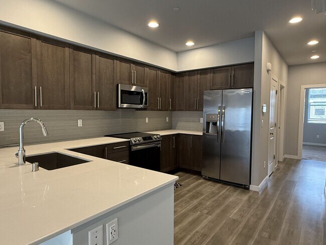 Building Photo - Modern Lynnwood 3BD/3BTH Townhome for Lease! Small Pet Friendly!