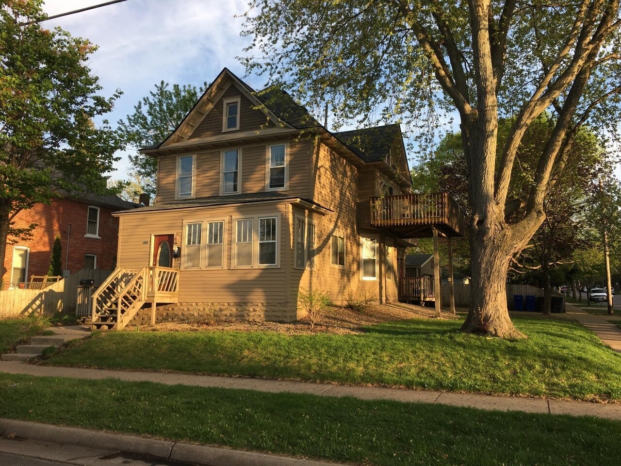 Building Photo - 358 Baker St W