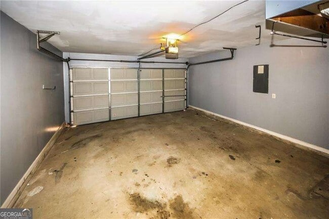 Building Photo - 121 Stoneforest Dr