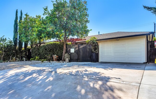 Gated entry - 1029 N California St