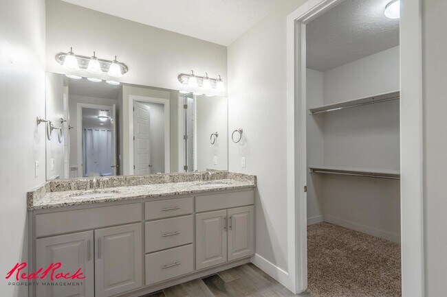 Building Photo - Pet Friendly 4 Bedroom Home! Internet Incl...