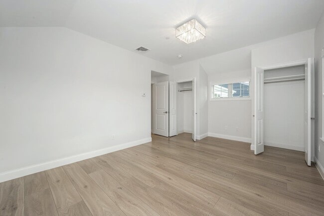 Building Photo - 241 Gainsborg Ave E