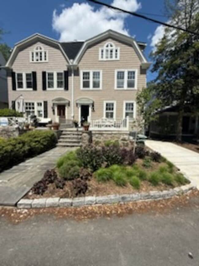 Building Photo - *DREAM LOCATION* 6BR Completely Renovated Duplex