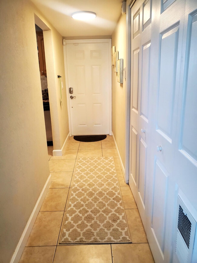 Building Photo - 912 Pine Dr