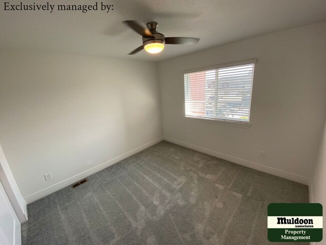 Building Photo - Nice townhome perfect for entertaining! Av...