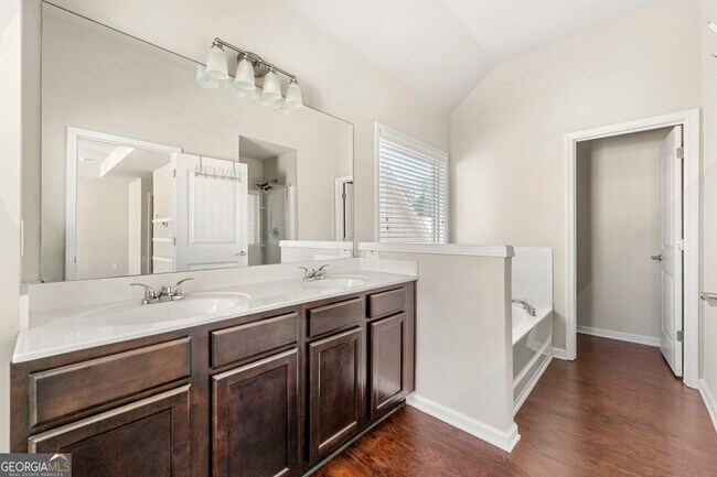 Building Photo - 2411 Oakleaf Cir