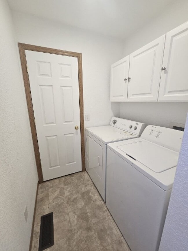 Building Photo - Charming 2 Bedroom Home with Fenced Yard – Dog Friendly!