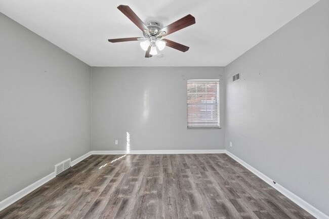 Building Photo - 5836 Sunshine Dr