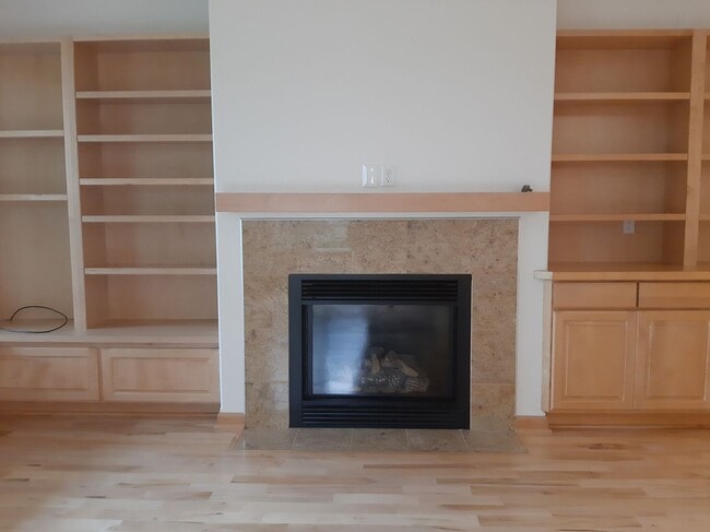 Building Photo - Golf course views, 3 bed 2 bath rambler!