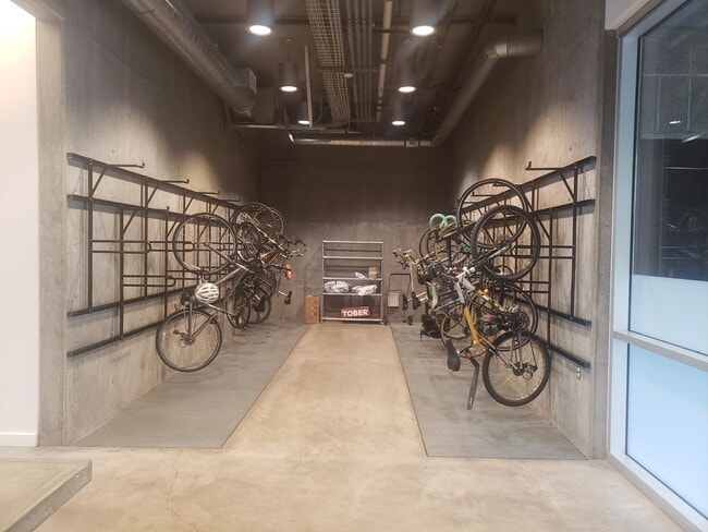 Building Photo - Overlook Neighborhood Condo!